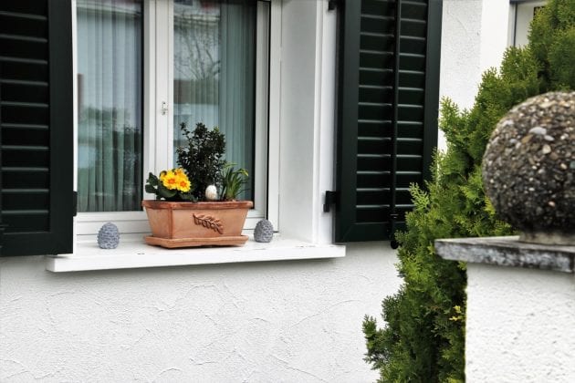 Die Blumenkastenhalterung für die Fensterbank ohne Bohrung